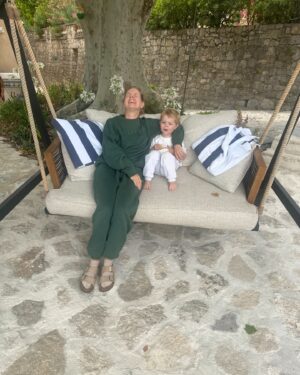 Julie Zangenberg Instagram - Sydfrankrig med mine to bedste venner. Hos dejlige venner. Taknemmelighed helt ind inderst inde🙏🏼♥️ Håber også du har en god sommer♥️