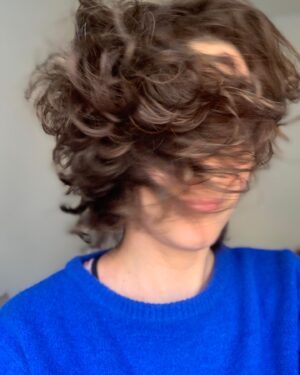 Julieta Díaz Instagram - Nuevo corte por las manos mágicas de @lucasbarbolla para @lucas.estudioh ✂️♥️

Y van @lucasbarbolla ? 

Sweater divino de @verapasionadas 💙

Los rulos de @tresemmearg ✨

Gracias! Los quiero! 💋