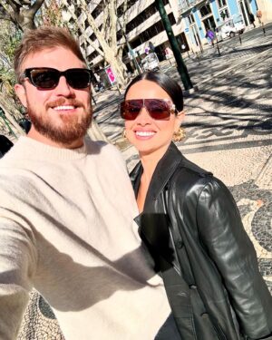 Juliette Instagram - Não sou de falar de amor, mas amo…
Você me desarmou, soube esperar… abraçou meus medos e dividiu comigo os seus, me fez sorrir e acreditar. Eu te amo! Parabéns, Bb ❤️