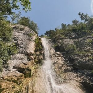 Juliette Tresanini Instagram - Vercors, j’adore … 
📸; @paul_._lapierre 
1) touristes 
2) ephemeritude 
3) fraîcheur de vivre 
4) meilleur guide de la région 
5) âne de compagnie 
6) séquoia 
7) la délicatesse 
8) 🇫🇷
9) le bonheur est dans le près 
10) contemplation