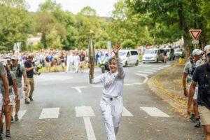 Juliette Tresanini Instagram - 🔥 Fondatrice et Présidente du reseau français d’associations Women Safe & Children , Frédérique Martz porte au quotidien la flamme de l’espoir pour les femmes, les enfants  et les adolescents victimes de violence. 

🥇🔥☀️ Cette année, elle porte aussi celle des Jeux olympiques et paralympiques avec un message fort de solidarité, de joie et de paix. 
Nous souhaitons partager cette flamme avec vous ! 
Merci 🙏🏼 
#womensafeandchildren 

@iledefrance Photo SIPA PRESSE #paris2024