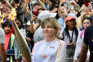 Juliette Tresanini Instagram - 🔥 Fondatrice et Présidente du reseau français d’associations Women Safe & Children , Frédérique Martz porte au quotidien la flamme de l’espoir pour les femmes, les enfants  et les adolescents victimes de violence. 

🥇🔥☀️ Cette année, elle porte aussi celle des Jeux olympiques et paralympiques avec un message fort de solidarité, de joie et de paix. 
Nous souhaitons partager cette flamme avec vous ! 
Merci 🙏🏼 
#womensafeandchildren 

@iledefrance Photo SIPA PRESSE #paris2024