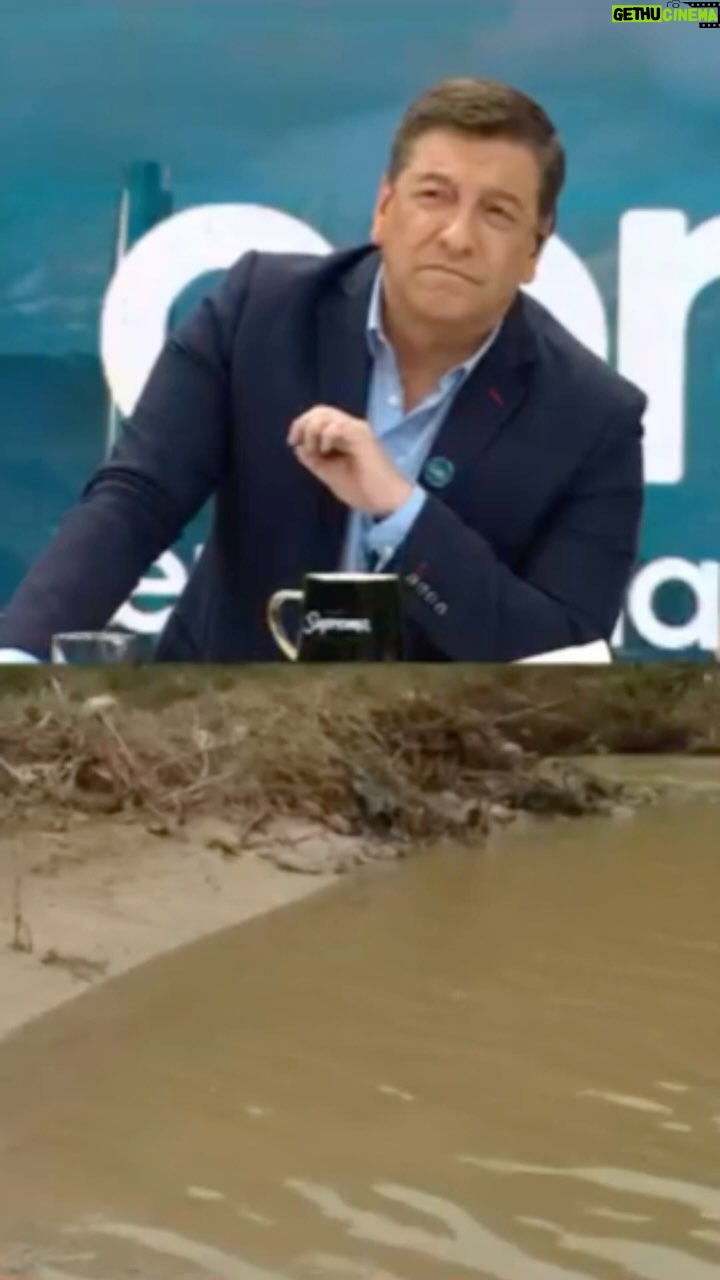 Julio César Rodríguez - 9.3K Likes - Esta mañana en @contigochv conocimos la historia de un padre no vidente que se ve obligado a cruzar el estero Marga Marga con su hijo en brazos, para que este pueda asistir a clases.
Lejos de romantizar la situación, creo que es realmente indignante!! Pero lo que es peor es la respuesta que entrega Dideco. Situaciones que no pueden seguir replicándose.