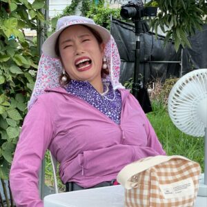 Jung Kyoung-mi Instagram - 듭다 드워~

날씨가 겁나게 뜨거워요잉

싸모님들!
시골이 계신 부모님들께 꼬옥 즌화 한 통 넣어요~~

그렇게 밭에 가지말래도 가니께!!!!!!!!!!!!!!!!!

다들 근강 잘 챙겨요!!!!!!!!

나는 야외촬영 가요……………………….
나부터 살자………..