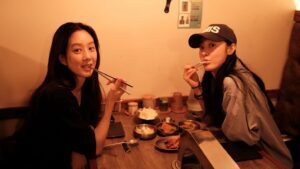Jung Ryeo-won Instagram - .
주말이 아직 아쉬운 우리들❤️
#저흰아직졸업못했어요
#nevergraduate