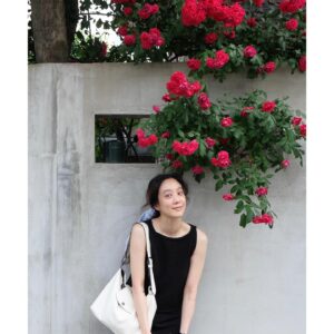 Jung Ryeo-won Instagram - .
the other day in 연희동🌹🌺🌸
.
with @longchamp 
.
#광고 #롱샴 #롱샴엑스트라 #LePliageXtra