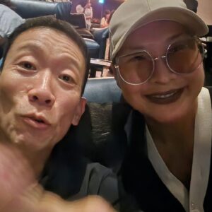 Jung Young-ju Instagram - 새벽노을로. 만났다가 저녁 달무리로 헤어진 사람들 또 내사람들
#낮과밤이 다른그녀

감사하고 사랑합니다
부디 내내 행복하십시다 그려!

눈물나네...

#얼간이들. 로 헤쳐모여어어어어어!!!!