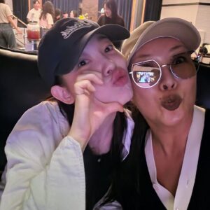 Jung Young-ju Instagram - 새벽노을로. 만났다가 저녁 달무리로 헤어진 사람들 또 내사람들
#낮과밤이 다른그녀

감사하고 사랑합니다
부디 내내 행복하십시다 그려!

눈물나네...

#얼간이들. 로 헤쳐모여어어어어어!!!!