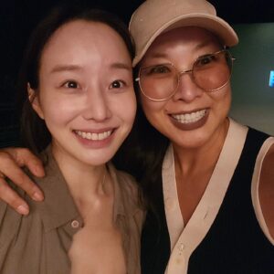 Jung Young-ju Instagram - 새벽노을로. 만났다가 저녁 달무리로 헤어진 사람들 또 내사람들
#낮과밤이 다른그녀

감사하고 사랑합니다
부디 내내 행복하십시다 그려!

눈물나네...

#얼간이들. 로 헤쳐모여어어어어어!!!!