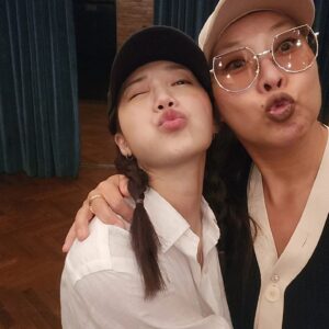 Jung Young-ju Instagram - 새벽노을로. 만났다가 저녁 달무리로 헤어진 사람들 또 내사람들
#낮과밤이 다른그녀

감사하고 사랑합니다
부디 내내 행복하십시다 그려!

눈물나네...

#얼간이들. 로 헤쳐모여어어어어어!!!!
