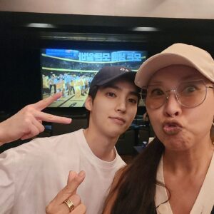 Jung Young-ju Instagram - 새벽노을로. 만났다가 저녁 달무리로 헤어진 사람들 또 내사람들
#낮과밤이 다른그녀

감사하고 사랑합니다
부디 내내 행복하십시다 그려!

눈물나네...

#얼간이들. 로 헤쳐모여어어어어어!!!!