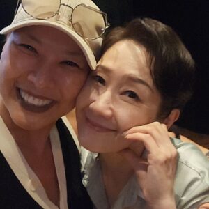 Jung Young-ju Instagram - 새벽노을로. 만났다가 저녁 달무리로 헤어진 사람들 또 내사람들
#낮과밤이 다른그녀

감사하고 사랑합니다
부디 내내 행복하십시다 그려!

눈물나네...

#얼간이들. 로 헤쳐모여어어어어어!!!!