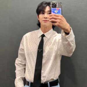 Jung Yun-ho Instagram - 엠카운트다운 스무살 생일축하한드아 🥳