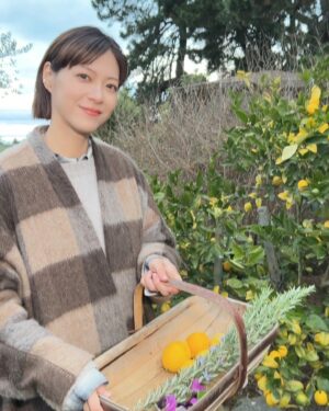 Juri Ueno Instagram - 庭で採れたレモンをたっぷり使って料理🍋

ヘルシーな料理の数々、美味しかった😊

食材を摘むところから、食すまで、

とても楽しい経験になりました😇

ミントティも優しい香にりに癒されて🫖☺️

最後のカイコウラの夜に相応しい、最高な夜となりました🌙🍽️🥗

@hapukukitchen
#southilandnewzealand