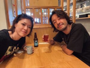 Juri Ueno Instagram - #江ノ島
#海
#enoshima

急に海に行きたいと言ったら、
電車で行こうということになった🚃🛤️

PASMOを忘れた。
ケータイPASMOがあったのに
なぜかそれも忘れて、切符を買った。
1時間くらい乗った。
切符の通る改札が端と端にしかなかったから　
改札引っかかりそうになった。
切符はちょっと利用者が減っているからだろうな。
でも切符入れたり出したりするのも楽しいし、無くさないかなぁとシワシワになってくる切符を大切に持つのも旅の楽しさと思う。アナログなことがレアになってきてる。

江ノ島駅が、竜宮城みたいで曲線フォルムがかわいいし、
見上げると龍や海亀の🐢🐉木彫りの彫刻があって、
八百万の神に守られてる感じがするし、なのに、
近代的な水族館の液晶画面や、本物のクラゲがたくさん水槽にいて、涼しさの演出もすごい👍

初めて江ノ島の海にちゃんと入った！🛟🌊

海の色はダークめだけど、みんなで入れば楽しいし、安全だし😆たまにぶつかりそうになるのを、すり抜けるのもスリリングだった🤣国籍も、年齢も様々で、
泳ぎの練習してる子供とお母さんや、浮き輪も使わずどんな波も目を瞑ったまま仰向けで浮かび続けるおじさんとか。
みんなで一緒に海に抱かれて童心に還った🏖️
海の温度が常温で海水浴‼️って感じだった😁

たまに大きな波が来て、目がめっちゃ沁みた👀

うねりが来た時に同時に飛ぶと波を交わせることも知った😉
浮き輪も借りてバッチリ40分くらいは波遊びしました👍

唱さんはギリギリ足がつかないとこまで行ったけど、
私はギリギリ足がつくとこまでにしました。🌴

風が強くて帽子は完全に飛ばされる日で、ウインドサーフィンの人もたくさんいた⛵️

海から上がる時、最後に砂利になるところが1箇所あって油断したら足の裏がイタタッてなって一瞬動けなくなった笑

外で着替えようとワイルドなことしそうになってたら、
唱さんにとめられて、お店の人に尋ねたら
海の家でシャワー浴びて着替えられることを知った😆
（お店を海の家って呼ぶのも初めて知った笑）

帰りの足の軽さったら気持ちよかった！
海水の海塩は、天然のデトックスだな。

帰る前に温そばと、しらす&マグロ丼セット食べた。
唱さんは、ウミガメラベルの江ノ島ビールも🍺

シャワーの温度も、水の勢いも、シャンプーのサービスとかも、海のシステムがこんなに整っていて、日本はすごいな👍って思った😌