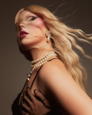 Juriji Der Klee Instagram - 🎂 #happybirthdaytome 

Picture taken by @adrian_nucelaar 
Vintage @viviennewestwood pearls by @leswingvintage
