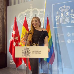 Juriji Der Klee Instagram - Así fue el estreno de la asociación LGTBIQ  @loverights.global en la @dgobiernomadrid

Mi experiencia como mujer trans es una parte importante de lo que soy, por eso estoy tan emocionada de poder contaros que soy embajadora de este proyecto 🏳️‍⚧️❤️ 

Siendo Española crecida en Bruselas, me doy cuenta de que en España hemos avanzado significativamente en términos de derechos y reconocimiento para las personas trans. Pero aún queda trabajo por hacer. 

Es fundamental que continuemos luchando por una sociedad más inclusiva y respetuosa. Esto implica no solo cambiar leyes y políticas, sino también transformar corazones y mentes. 

Necesitamos educar sobre las realidades trans, promover la empatía y derribar los estereotipos o bulos transfobicos que se siguen usando para intentar descreditar o incluso criminalizar a todo nuestro colectivo. 

Esta es una lucha que requiere el esfuerzo de todes nosotres pero estoy segura de que juntes, podemos construir una sociedad en la que cada persona, independientemente de su identidad de género, se sienta valorada, respetada y aceptada y de que, con el tiempo, lograremos una sociedad más inclusiva y equitativa para todes.

Me siento agradecida de poder ser portavoz de nuestro colectivo 🏳️‍⚧️ suerte de compartir mi realidad, mi voz con un primer discurso y una canción 🎶 que solía cantar en el cabaret @madamearthur con @flack_fontaine 

Gracias al Delegado del Gobierno
@franmartagui por haber confiado en este proyecto
y al gran equipo de @loverights.global
@alexafonsovalls @jaimegago95 @mabugallo
@gdaniellahisava @marcmarkus @kevinderibes

Pelo de sirena by @marckessa 💖💅
