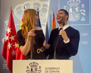 Juriji Der Klee Instagram - Así fue el estreno de la asociación LGTBIQ  @loverights.global en la @dgobiernomadrid

Mi experiencia como mujer trans es una parte importante de lo que soy, por eso estoy tan emocionada de poder contaros que soy embajadora de este proyecto 🏳️‍⚧️❤️ 

Siendo Española crecida en Bruselas, me doy cuenta de que en España hemos avanzado significativamente en términos de derechos y reconocimiento para las personas trans. Pero aún queda trabajo por hacer. 

Es fundamental que continuemos luchando por una sociedad más inclusiva y respetuosa. Esto implica no solo cambiar leyes y políticas, sino también transformar corazones y mentes. 

Necesitamos educar sobre las realidades trans, promover la empatía y derribar los estereotipos o bulos transfobicos que se siguen usando para intentar descreditar o incluso criminalizar a todo nuestro colectivo. 

Esta es una lucha que requiere el esfuerzo de todes nosotres pero estoy segura de que juntes, podemos construir una sociedad en la que cada persona, independientemente de su identidad de género, se sienta valorada, respetada y aceptada y de que, con el tiempo, lograremos una sociedad más inclusiva y equitativa para todes.

Me siento agradecida de poder ser portavoz de nuestro colectivo 🏳️‍⚧️ suerte de compartir mi realidad, mi voz con un primer discurso y una canción 🎶 que solía cantar en el cabaret @madamearthur con @flack_fontaine 

Gracias al Delegado del Gobierno
@franmartagui por haber confiado en este proyecto
y al gran equipo de @loverights.global
@alexafonsovalls @jaimegago95 @mabugallo
@gdaniellahisava @marcmarkus @kevinderibes

Pelo de sirena by @marckessa 💖💅