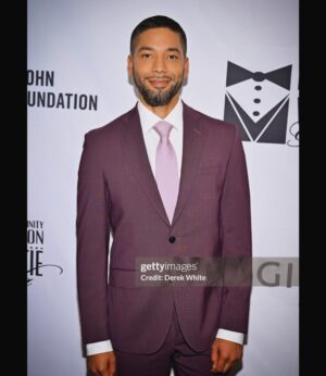 Jussie Smollett Instagram - Last night I put on a suit to present the @ielevate_ Ultimate Icon Award to my Aunt, Leading Lady and friend… THEEEE @msvfox. Good times with beautiful family. See y’all tonight @ 9pm for a special movie night😏… #TheLostHolliday #VivicaAFox

Styled by My Mama…