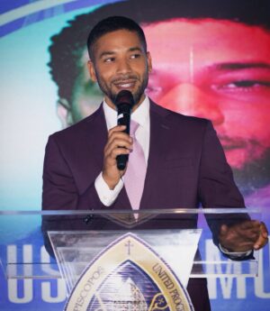 Jussie Smollett Instagram - Last night I put on a suit to present the @ielevate_ Ultimate Icon Award to my Aunt, Leading Lady and friend… THEEEE @msvfox. Good times with beautiful family. See y’all tonight @ 9pm for a special movie night😏… #TheLostHolliday #VivicaAFox

Styled by My Mama…
