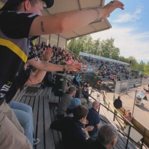 Juuso Mäkilähde Instagram - Olipahan viikonloppu!🔥🔥🔥 Kiitos @patturaahe upeista järjestelyistä🙏❤️ Kiitos myös matkakumppanit @tuukkari ja @essiunkuri . Me tehtiin tästä peli!

P.S Swaippaamalla pari legendaarista videota😎