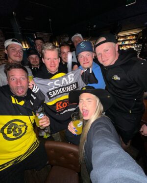 Juuso Mäkilähde Instagram - Olipahan viikonloppu!🔥🔥🔥 Kiitos @patturaahe upeista järjestelyistä🙏❤️ Kiitos myös matkakumppanit @tuukkari ja @essiunkuri . Me tehtiin tästä peli!

P.S Swaippaamalla pari legendaarista videota😎