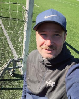 Juuso Mäkilähde Instagram - Ihan kelpo keli huutaa kurkku suorana kentän laidalla😊💪⚽️