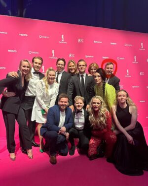 Juuso Mäkilähde Instagram - Kyllä, minäkin olin Radiogaalassa. Lauantaiaamuna en ollut ihan varma sillä en sitten ehtinytkään vikaan bussiin.. Nämä kaksi kuvaa toimivat kuitenkin vakuuttavina todisteina. Kiitos juhlakamuille ja onnea voittajille!🥳