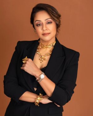 Jyothika Instagram - 🖤

Styling @radhikamehra 
Assisted by @styleby_foram
Hair @prachina_hair 
Make-up @devikasingh2
Photography @pranav.foto