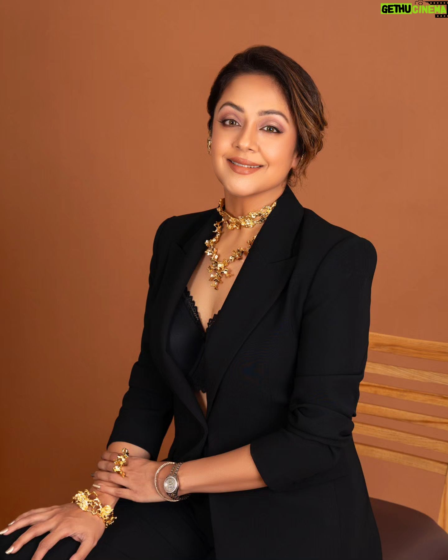 Jyothika - 848.4K Likes - 🖤
Styling @radhikamehra
Assisted by @styleby_foram
Hair @prachina_hair
Make-up @devikasingh2
Photography @pranav.foto