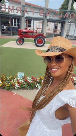 K.D. Aubert Instagram - 👩🏾‍🌾🥦🚜 Loving the DALLAS FARMERS MARKET 🚜🍑🌽
@dallasfarmersmarket  #sundayfunday #farmersmarket #FarmersMarketGirl