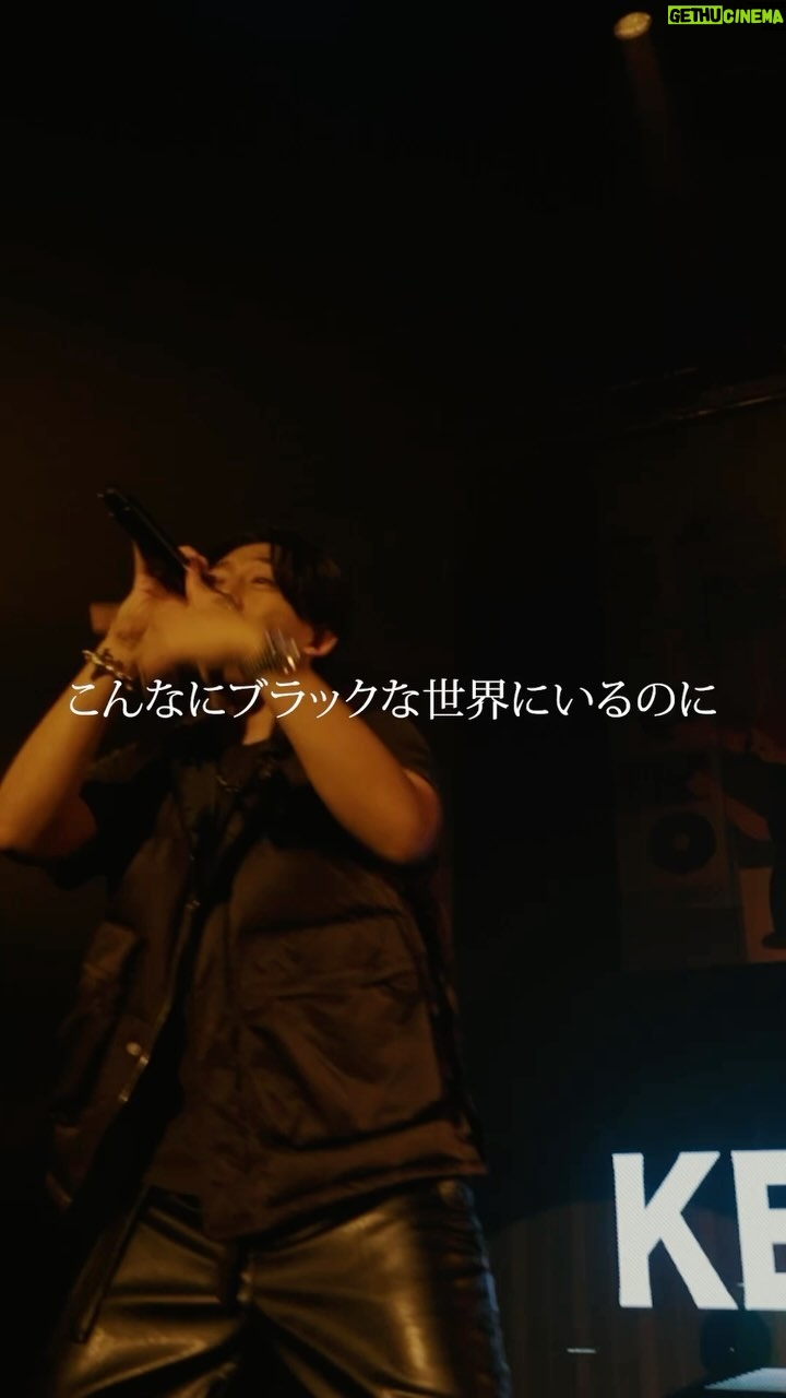 KEN THE 390 - 2K Likes - KEN THE 390 - Nobody Else (Live at CITY GARDEN 2023)
Be myself 未完成 それでも今だに引っ張ってる
柔軟に2タンテ止めずに回してる十何年
客のいないフロアで歌ってただ磨いてきた
この腕は止まんねー 何あっても変わらず信頼してる
こんなにブラックな世界にいるのに未だに染まっちゃいない
今更POPとかなんとかごちゃごちゃ言うのとそもそもつるむ気ない
そのままいればオリジナルなんて甘くないからまたひねくりだす
この世界に一つだけの花でも水をあげなけりゃそのうち枯れてしまう
誰もいない 俺の代わりなんて他にいない ここに一人だけで
そう 誰もいないこのスタイル 貫くほど他にいない
ディスり合い 落とし合いより俺は俺の音楽したい
まだこの道は長いぜ 出る杭は打たれてそりゃ痛いぜ
負けてもまたすぐに2回戦 諦めなきゃ終わりはないぜ
今聞こえるプラマイ全ての声が俺のハイオク燃料で
向かい風だってなくちゃ走れないからこのままキープ
誰にも止められねぇ