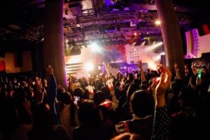 KEN THE 390 Instagram - Maison Bとのツーマンライブ"AZITO"にご来場いただいた皆さん、改めてありがとうございました！

いつもはプロデューサーの立場でAZITOを見ていますが、今回は出演者ということで新鮮な気持ちでした。

僕にも彼らにもたくさんの新たな気づきがある、
貴重な機会になりました！

次回はデビュー1周年ライブ"ONE"が開催です！
引き続きよろしくお願いします！

#maisonb 
#kenthe390