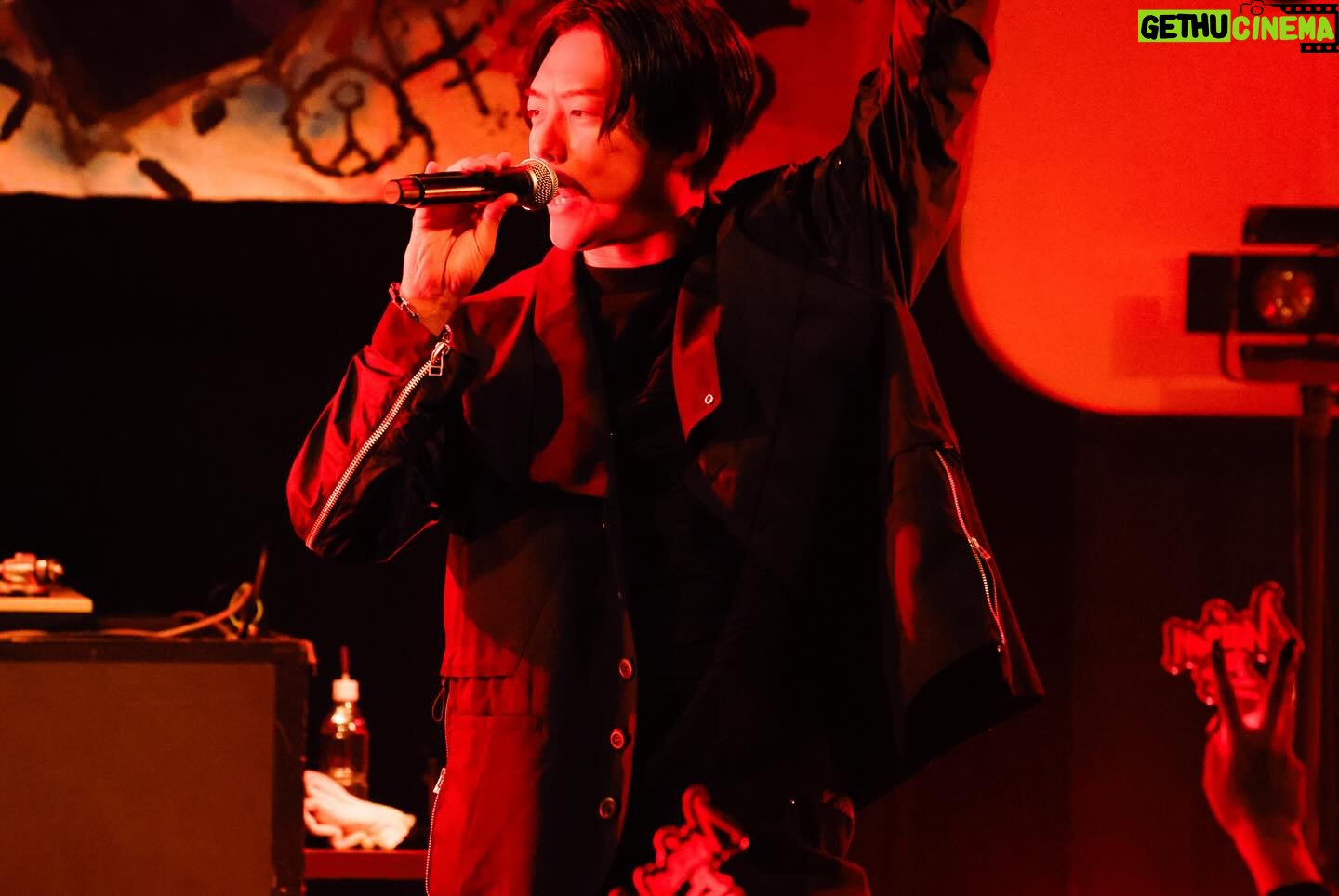 KEN THE 390 - 2K Likes - Maison Bとのツーマンライブ"AZITO"にご来場いただいた皆さん、改めてありがとうございました!
いつもはプロデューサーの立場でAZITOを見ていますが、今回は出演者ということで新鮮な気持ちでした。
僕にも彼らにもたくさんの新たな気づきがある、
貴重な機会になりました!
次回はデビュー1周年ライブ"ONE"が開催です!
引き続きよろしくお願いします!
#maisonb
#kenthe390