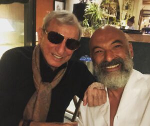 Kaan Çakır Instagram - Degerli hocam surpriz yapti. Zerafeti,alcakgonullugu,sabri,disiplinli ve meslek aski ile Cok deger verdigim insan. Tiyatroda ilk profesyonel oldugum Dormen Tiyatrosunun buyuk ustasi. Sayin @haldundormen