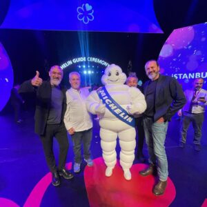 Kaan Çakır Instagram - @kurulbitez @michelinguide Cok emek verdik. Takdir edilmek cok guzel. Gurur verici. Tum ekibimiz ve gelmis gecmis calisanlarimizin ellerine saglik. Hepsinin katkisi var. yasasin yemek….. #michelinguide  #kebab #bodrum #bitez #ocakbaşı