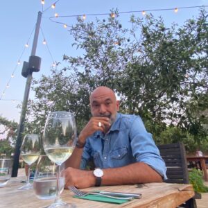 Kaan Çakır Instagram - @trattoriailmandarino hatirasi. Eylul ayini italyada gibi… la dolce vita. Gelmek icin tras oldum 😜 #wine #bodrum #mandalina photo by @alicakiri 🤙🏻