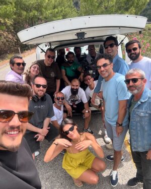 Kaan Urgancıoğlu Instagram - Yas ve kutlama… ilginç bir akşam olacak. Hiç bu iki duygu bu kadar yakın olmamıştı.. bilmediğim bir tecrübe olacak.. ben böyle noktalı yazmayı Sema’nın senaryolarını okuyarak mı özümsedim? Bilmiyorum.. ve bilmediğim daha bir çok şeyi öğrenme, tecrübe etme zorluklarından geçerken yanımda, önümde, arkamda olan.. benimle bir çok yükü birlikte sırtlanarak işimi çok kolaylaştıran tüm ekip arkadaşlarım.. sizi çok seviyorum.. hakkınızı helal ediniz.. zor bir gece olacak ama ne demiş ılgaz.. Acının içinden geçmezsen dışına … #yargı @yargidizi @ayyapim @kanald