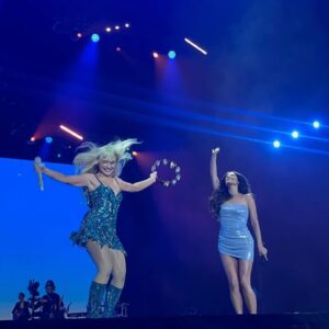 Kacey Musgraves Instagram - We were working late ‘cause we are singers. Last night was a short n sweet little dream 🫧🤍 ily @sabrinacarpenter. Thanks for having meeee
