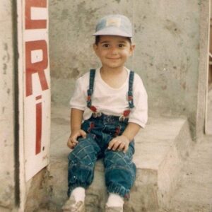 Kadri Beran Taşkın Instagram - #tb Diyarbakır’dayken...o zamanlar daha iyi giyiniyormuşum🙂
