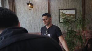 Kadri Beran Taşkın Instagram - @kiymadiziofficial birinci sezonunu bitirdi. Bizi yalnız bırakmadığınız için herkes adına teşekkür ederim. Erken bittiği için çok sitem var; ama her veda erkendir arkadaşlar…Devamı gelecek, beklemede kalın 🙏🏼