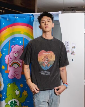 Kai Ko Instagram - 久違的台中依舊熱情❤️
復古超市主題的Care Bears快閃店真的會瘋掉！
把食物當設計元素也超酷！
這裡還有台北快閃沒有的限定拍貼機台！
就在台中新光三越中港店9F！
要買要快！🫡🫡🫡

感謝邀請💙
@carebears @carebears_rongrongselection 
#rongrongparadise #carebears快閃
