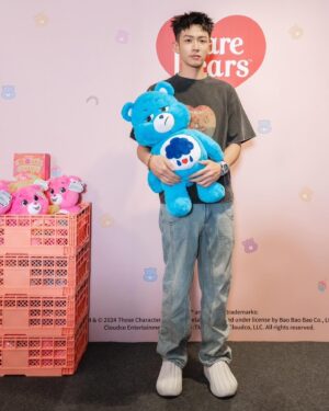 Kai Ko Instagram - 久違的台中依舊熱情❤️
復古超市主題的Care Bears快閃店真的會瘋掉！
把食物當設計元素也超酷！
這裡還有台北快閃沒有的限定拍貼機台！
就在台中新光三越中港店9F！
要買要快！🫡🫡🫡

感謝邀請💙
@carebears @carebears_rongrongselection 
#rongrongparadise #carebears快閃