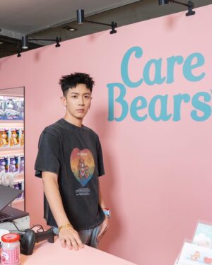 Kai Ko Instagram - 久違的台中依舊熱情❤️
復古超市主題的Care Bears快閃店真的會瘋掉！
把食物當設計元素也超酷！
這裡還有台北快閃沒有的限定拍貼機台！
就在台中新光三越中港店9F！
要買要快！🫡🫡🫡

感謝邀請💙
@carebears @carebears_rongrongselection 
#rongrongparadise #carebears快閃