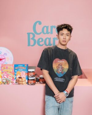 Kai Ko Instagram - 久違的台中依舊熱情❤️
復古超市主題的Care Bears快閃店真的會瘋掉！
把食物當設計元素也超酷！
這裡還有台北快閃沒有的限定拍貼機台！
就在台中新光三越中港店9F！
要買要快！🫡🫡🫡

感謝邀請💙
@carebears @carebears_rongrongselection 
#rongrongparadise #carebears快閃