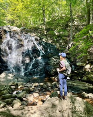 Kaitlyn Dever Instagram - Feeling grateful for this hiking trip & all of the pretty pretty trails 🥾🚶‍♀️

. @theranch.life 

.

.#TheRanchHudsonValley