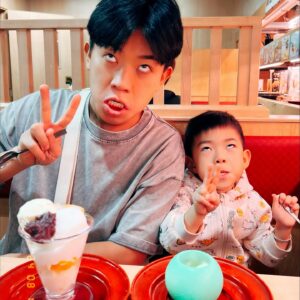 Kaki Sham Instagram - 兩父子一齊得到媽咪批准可以食甜品🤣🤣🤣
