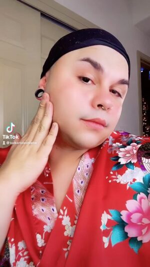 Kalorie Karbdashian-Williams Instagram - SHESSSSSS BACK! 💕💕💕 HAPPY NEW YEAAARRRRR!!💕 
not that I owe anyone anything but this year I’d like to be engaged on my social media platforms. I feel these past two years I’ve lost that. I love knowing and seeing all that everyone does! 
So cheers to a new year! New memories! And a shit ton more laughs!!! Xoxoxoxo 
#yourdailykalories 
#keepitkute 
#alwayskeepitkarbdashian #gay #dragqueen #makeup #newyear