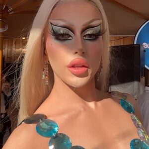Kam Hugh Instagram - 💫FINALE DUMP💫
——
July end on a very good note ! What a wonderful QUEER season💗
——
Outfit @ladymissboo
Wig @christophe_mecca
Nails @chloedan520
Photo @ranobrac
Boa by @rochart_design
Bag and Turquoise outfit : @kevingermanier
——
#drag #dragqueen #makeup