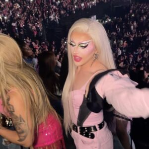 Kam Hugh Instagram - 💖BARBZ💖
——
A dream came true !!! Finally able to see @nickiminaj live !!! Thank you @accor_arena for this amazing experience 🥰 feel so blessed @chloealaoui 🫶
——
Outfit @muglerofficial
Bag @kevingermanier
#drag #nickiminaj #barbz #accorarena
